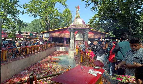Kashmiri Pandits throng Kheer Bhawani temple in Ganderbal