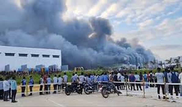 अचानक TATA इलेक्ट्रॉनिक्स प्लांट में लगी भीषण आग, 1500 कर्मचारी... - Suddenly a huge fire broke out in TATA Electronics plant, 1500 employees...